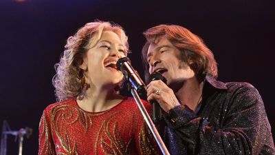 Hugh Jackman And Kate Hudson Belt Out Neil Diamond In Song Sung Blue Trailer