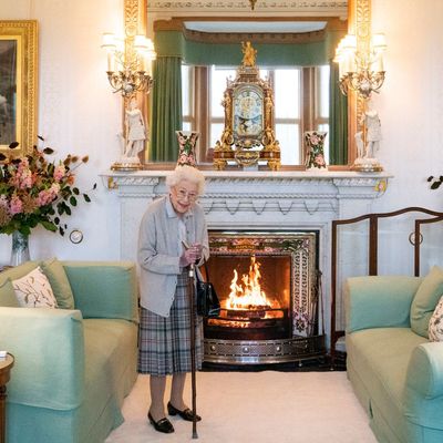 Former Royal Butler Claims Queen Elizabeth Asked Doctors to Keep Her "Alive" For One Event That Would've Been a "Shame" to Miss