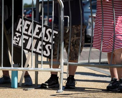Trump news at a glance: White House would back forensic analysis of signature on Epstein letter
