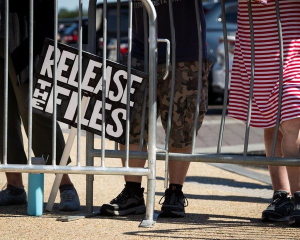 Trump news at a glance: White House would back forensic analysis of signature on Epstein letter