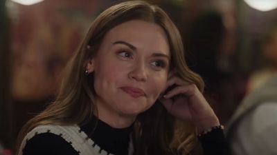 Hallmark’s Holiday Touchdown Stars Got To Tailgate With Buffalo Bills Fans, And I (Playfully) Take Issue With Holland Roden’s Reaction