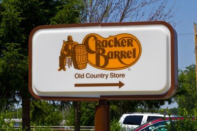 9 Secrets Behind Cracker Barrel’s Logo Backlash (Even the Rocking Chairs Played a Role)
