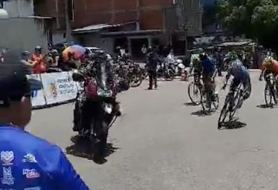 Race motorbike cuts across Vuelta a Venezuela sprint sparking high-speed crash