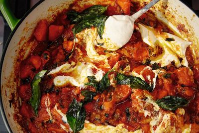 Stir-fried papaya with crispy basil: A Brazilian-style side full of flavour