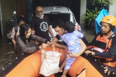 Indonesian rescuers search for missing people as floods recede