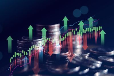 Bitcoin Outgained By Silver-Backed Crypto In 2025, Even Forever Bitcoin Bull Max Keiser Sees An Upside For The Shiny Metal
