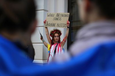 Royal Opera appearance by Russian soprano Anna Netrebko draws pro-Ukraine protest