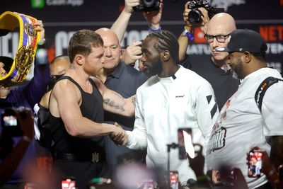 Crawford chases boxing history in Alvarez title fight