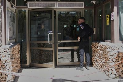 2 people injured in suspected militant attack at hotel outside Jerusalem, Israeli police say