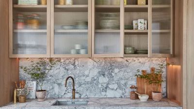 How Much Space Should There Actually Be Between a Kitchen Countertop and Upper Cabinets? A Small Detail That Makes a Big Design Difference