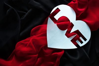 9 Emotional Red Flags That Show Love Can’t Carry You Forever