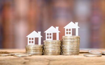 73-Year-Old Dave Ramsey Caller Asks If She Should Buy a House, Says 'I've Got Time'—But Has No Savings and Still Pays $2K a Month in Student Loans