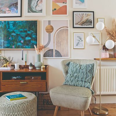 Finally! I just discovered the best trick for putting up frames without damaging walls in my rented flat – it leaves no trace