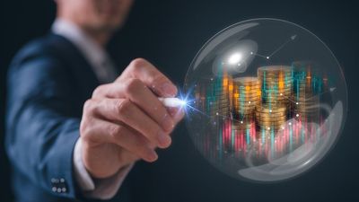 Economist Predicts 'Gigantic Price Bubble' in Stock Market Amid Rising Valuations