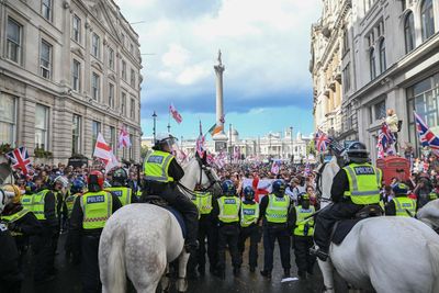 Far right’s show of force leaves Met desperately kettling counter-protesters