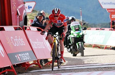 Jonas Vingegaard closes on first Vuelta title after soloing to victory at Bola del Mundo summit