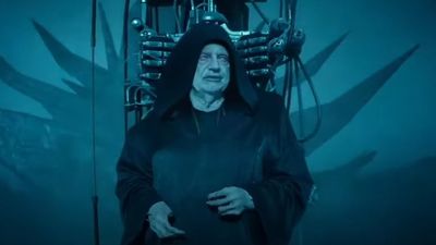 Star Wars fans are discussing what makes Palpatine such a good villain: "He's just evil. And it is damn entertaining"
