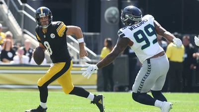 Aaron Rodgers' Signature Guitar Fake Had Seahawks Defender Completely Lost