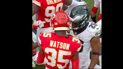 Eagles' Saquon Barkley Looked Pretty Mad When Chiefs Defender Wouldn't Help Him Up