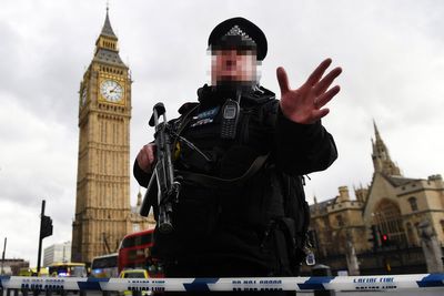 Metropolitan Police officers 'should be armed with guns' amid soaring knife crime, confidential report advises