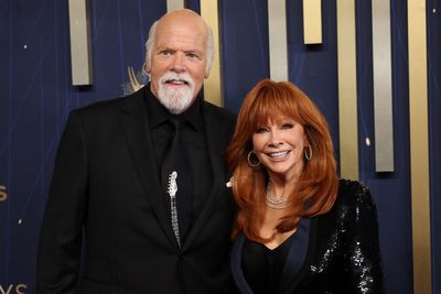 Reba McEntire engaged to ‘Happy’s Place’ co-star Rex Linn