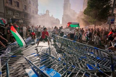 World cycling’s governing body condemns Spanish government over pro-Palestine protests at Vuelta