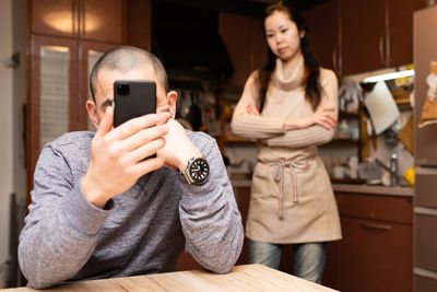 8 Warning Signs He’s Not Feeling You Like He Claims