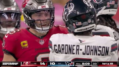 Football Fans Loved Baker Mayfield Talking Trash After Appearing to Roll His Ankle