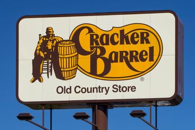 Cracker Barrel Q4 Preview: Analyst Says Rebranding Backlash 'Largely Temporary'
