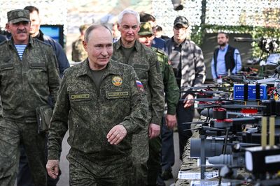 Vladimir Putin observes joint military exercise with Belarus
