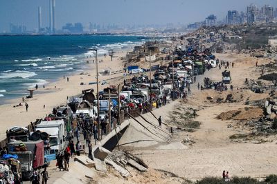 Thousands flee as Israel begins assault on Gaza City