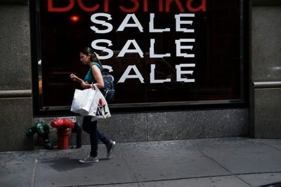 US Retail Defies Gravity: Consumers Keep Spending Despite Economic Storm Clouds