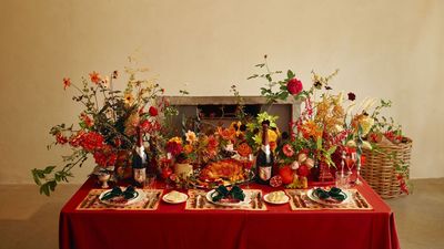 6 Sophisticated Autumn Table Ideas From Hosting Pros That Will Give Your Guests That Cozy, Welcoming Feeling