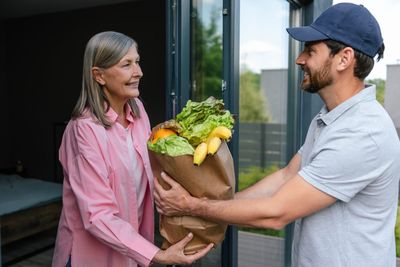 13 Things Delivery Drivers Notice Before You Even Open the Door