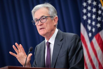 Amid weak hiring and White House attacks, the Fed lowers rates—its first move in 2025 and a test of Powell’s independence