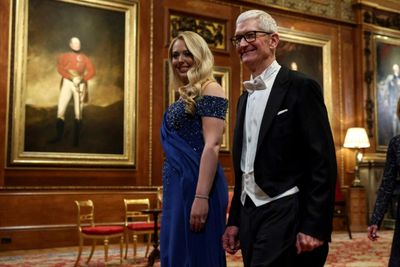 Trump Gets Lavish UK Banquet - And An Awkward Guest