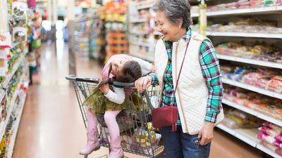 ‘Toddlers are more self-aware’: Boomer tries to force groceries onto conveyor belt while shopper is still unloading – gets a lesson
