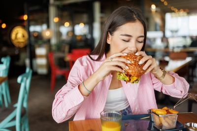 Celebrate National Cheeseburger Day with these deals
