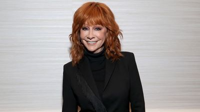Reba McEntire proves that a brown leather sofa isn’t just furniture – it’s a lasting statement in style, tradition, and taste