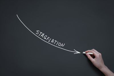 Economists Warn 'Stagflation Is In The Room' Amid Interest Rate Cut News: 'The Fed Has No Idea Where Inflation Will Be,' Says Peter Schiff