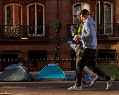 Scrap policy that gives refugees with leave to remain 28 days to find housing, say UK groups