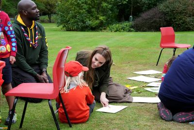 Kate and Melania draw animals with young Scouts during state visit