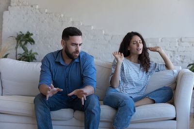 31-Year-Old Engineer Says Girlfriend Wants To Be A 'Trophy Wife' After Seeing His Savings Account Balance — But He Says 'She Isn't 22 Anymore'