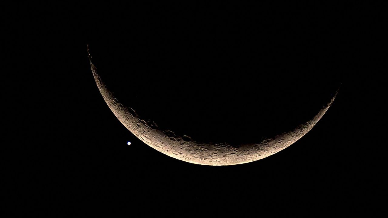 See the crescent moon take flight with Venus in the…