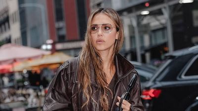 Jessica Alba just wore the affordable leopard print skirt that's the chicest alternative to jeans