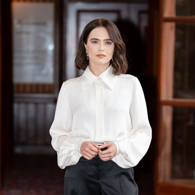 Zoey Deutch’s Lob Is the Perfecting Finishing Touch to Her Chic Travel Outfit