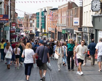 Retail sales rise in Great Britain as warm weather boosts clothing purchases