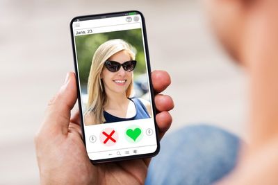 6 Obscure Tricks Scammers Use on Dating Apps