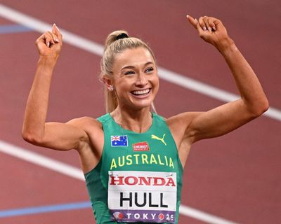 Australia’s Jess Hull takes her ‘second chance’ and qualifies for 800m final