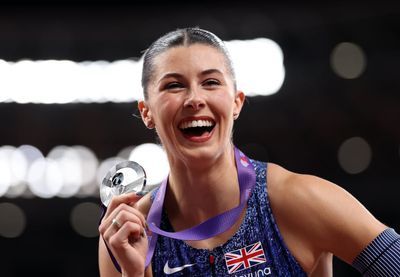 World Athletics Championships: Amy Hunt storms to women's 200m silver in Tokyo